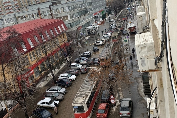 «Из вагона упал пассажир»: из-за ЧП в Мирном переулке встали трамваи четырёх популярных маршрутов