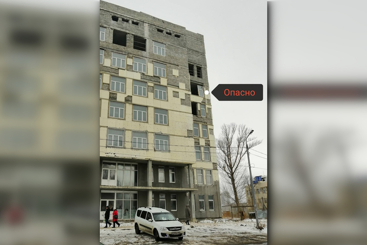 «Территория не огорожена и не охраняется»: горожанин обратил внимание на опасное здание в Заводском районе 