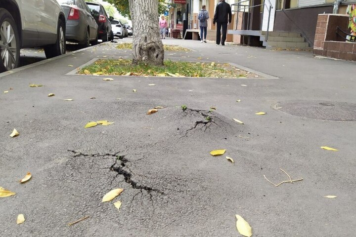 Трещины, проломы, вспучивание: аудиторы нашли сотни дефектов на отремонтированных тротуарах в Саратове