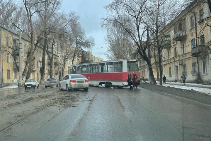 В Саратове в час пик трамваи перестали ходить сразу по пяти маршрутам (за день движение прерывалось более 20 раз)