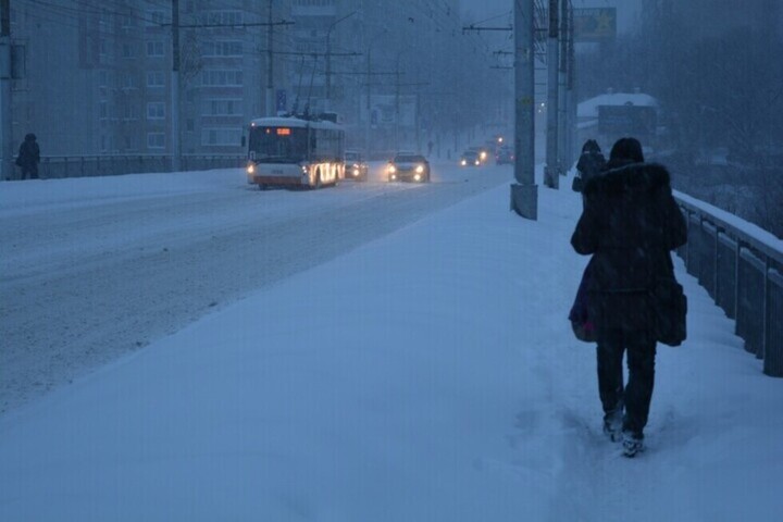 Метель, сильный ветер и плюсовая температура: чиновники просят саратовцев осторожно перемещаться по городу в первый день весны