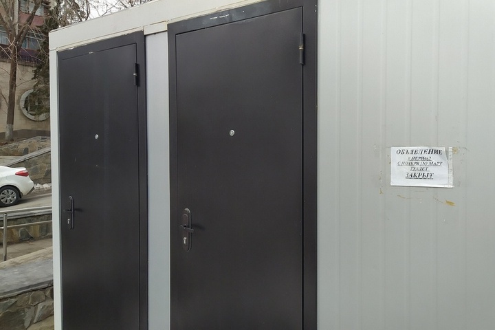 Горожан озадачил закрытый на зиму туалет на набережной