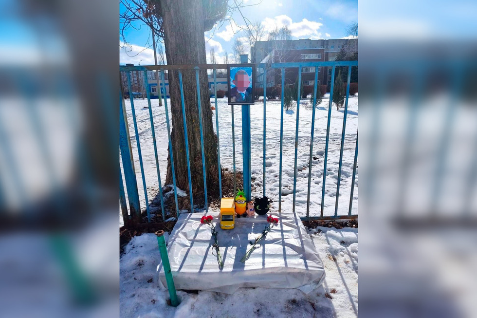 В Балаково рядом с местом гибели 8-летнего мальчика, который провалился в промоину у школы, соорудили стихийный мемориал