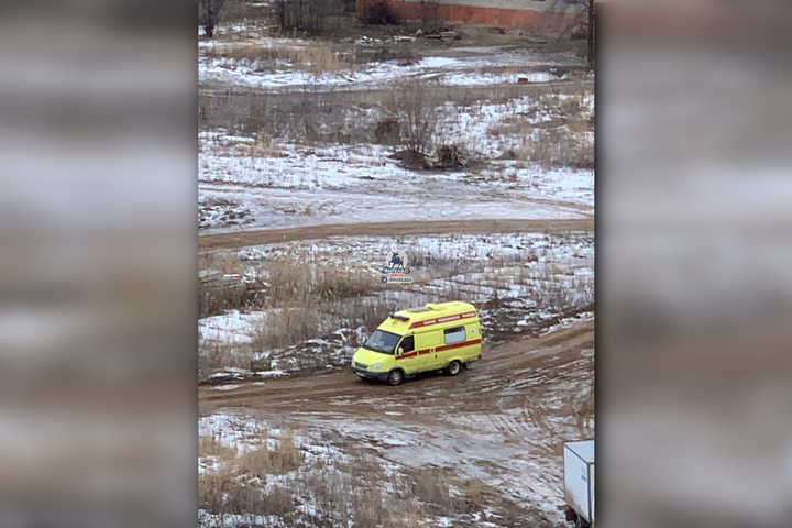 Покровчанин заметил машину с эмблемой «скорой помощи», которая якобы вывозила мусор к берегу Волги: комментарий регионального минздрава