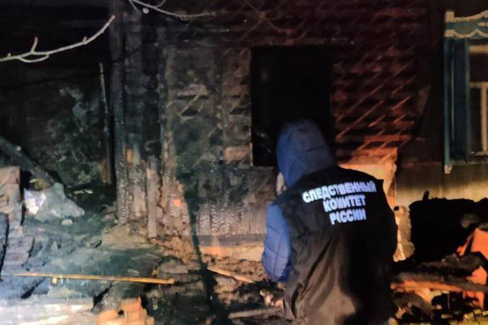 В сгоревшем доме нашли тело мужчины: следователи рассматривают две версии произошедшего
