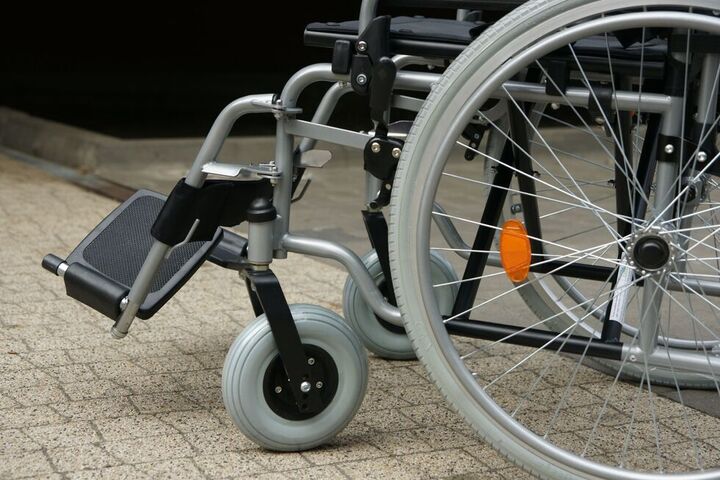 Покупка инвалидной коляски обернулась мошенничеством и кражей крупной суммы