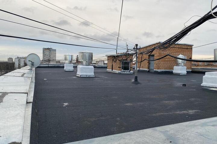 Фонд капремонта так починил крышу многоэтажки в Саратове, что растаявший снег затопил два подъезда: решение суда