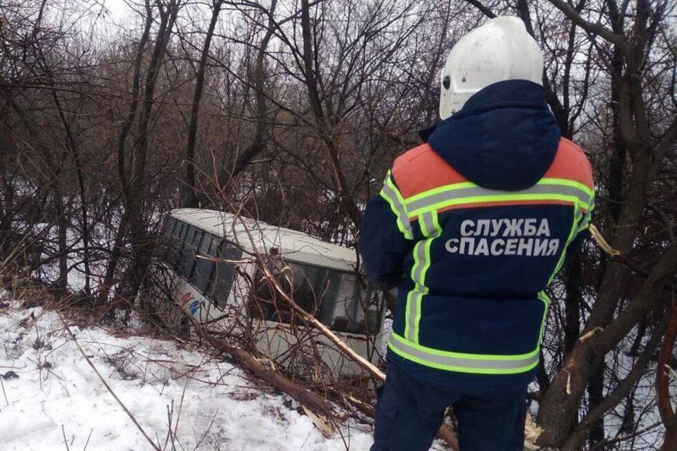 Утром в Вольске рейсовый автобус слетел с дороги: пострадали трое пассажиров