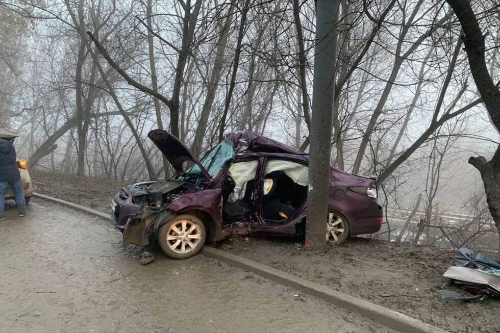 Туманным утром в Заводском районе молодой водитель Hyundai врезался в столб