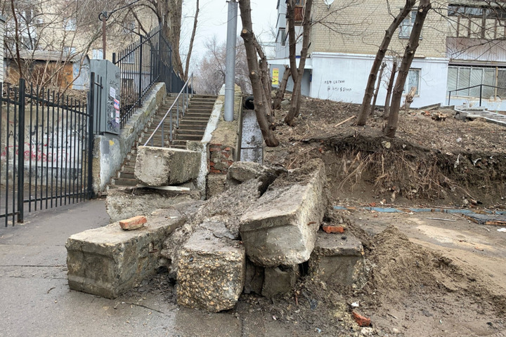 Обрушение подпорной стенки у дома на Комсомольской. Местный житель рассказал о бездействии властей