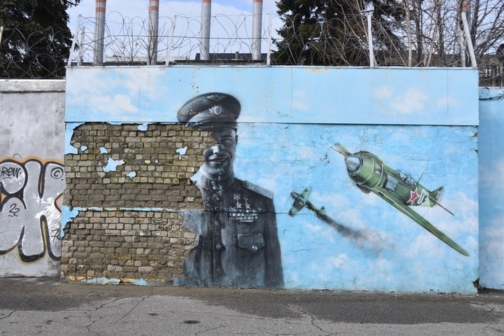 Лужи, трещины в асфальте и отделке, стертые граффити: показываем, как набережная Саратова пережила зиму