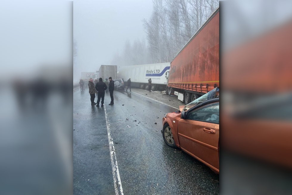 В Саратовской области после массового ДТП с участием полутора десятков автомобилей запретили движение грузовиков и автобусов по 200 километрам федеральной трассы