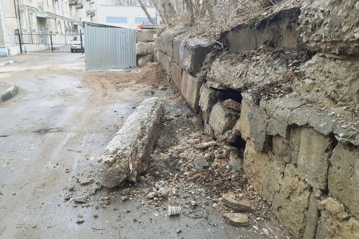 «И это общий вид пешеходной зоны набережной»: из подпорной стенки у дома на Комсомольской выпали блоки