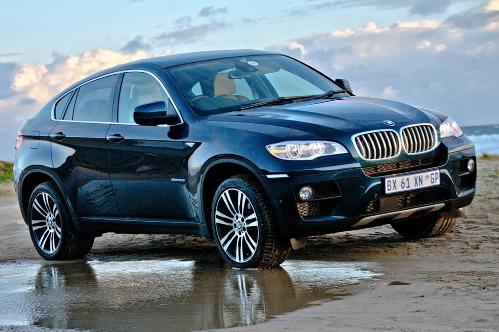 Суд обязал «Дирекцию транспорта» выплатить несколько миллионов рублей за попавший в дорожную яму BMW X6