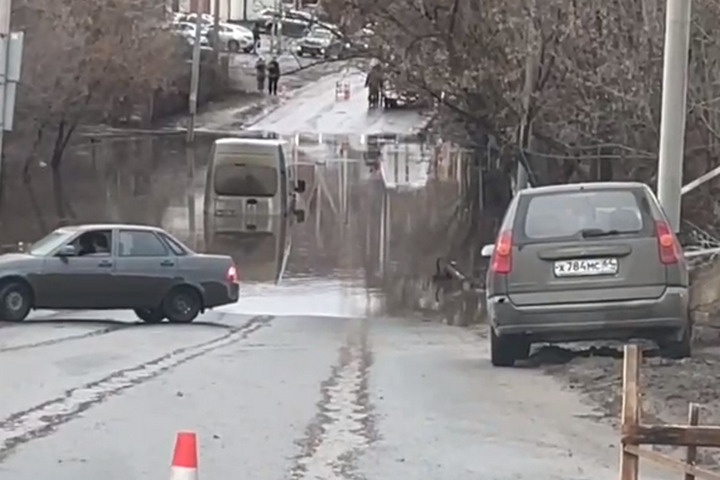 В Ленинском районе затопило улицу: дорогу перекрыли, жители жалуются на отсутствие транспорта, дети не смогли добраться до школы