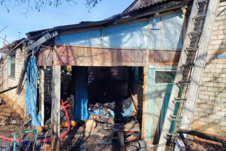 На пожаре в Энгельсском районе погибли два неизвестных человека