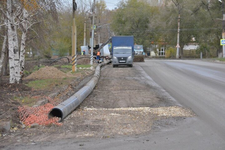 Фирме, которая реконструировала набережные в Саратове и Вольске, доверили проложить водопровод на центральных улицах Энгельса с помощью 16 котлованов