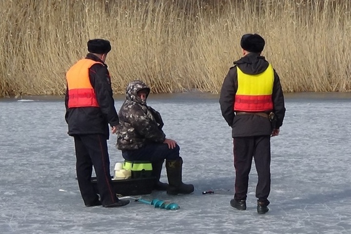У базы отдыха заметили 12 рыбаков, которые вышли на лед, проигнорировав запрет правительства
