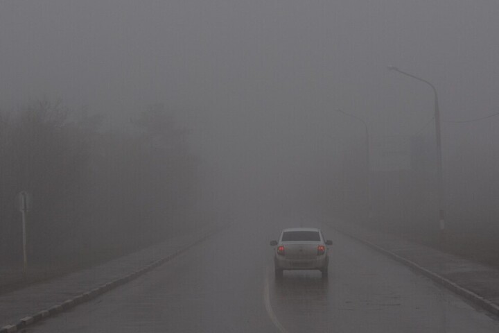 Из-за густого тумана ограничено движение на федеральной трассе (неделю назад на этом участке столкнулись 15 автомобилей)