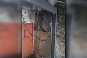 Саратовчанка сообщила об обрушении стены аварийного дома: чиновники рассказали, когда жителей расселят