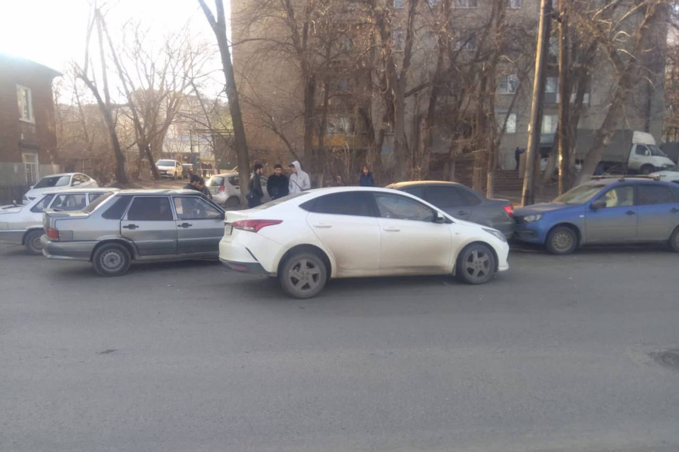 На Аткарской произошло ДТП с участием четырех машин: госпитализирована женщина