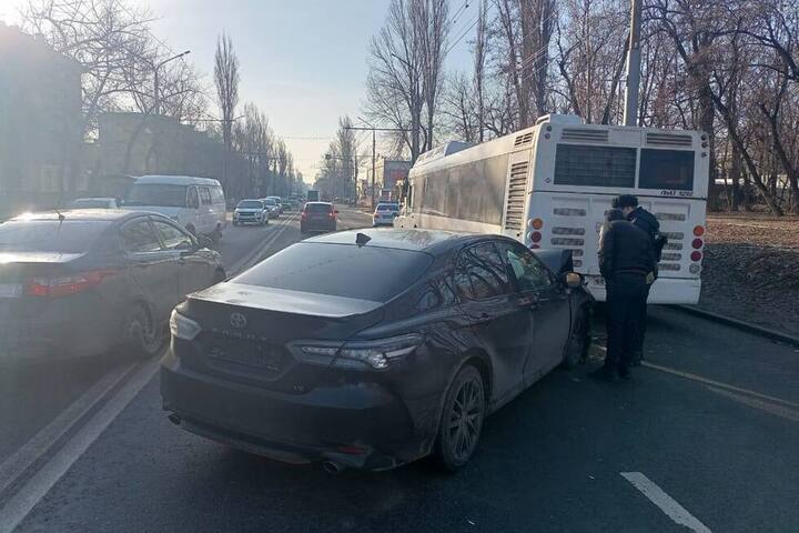 Утром в Саратове столкнулись Toyota Camry и автобус: есть пострадавший