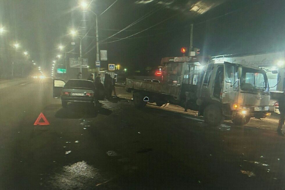 В результате столкновения эвакуатора и легковушки на Московском шоссе двое человек попали в больницу