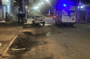 Ночью на Чернышевского молодой водитель «Весты» врезался в столб: один погиб, трое госпитализированы