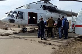 Съезд с дороги отечественной легковушки в Питерском районе: одного из пострадавших, который находился в тяжёлом состоянии, вертолётом доставили в Саратов 