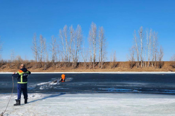 В Балаковском районе мужчина провалился под лёд: его тело доставали спасатели