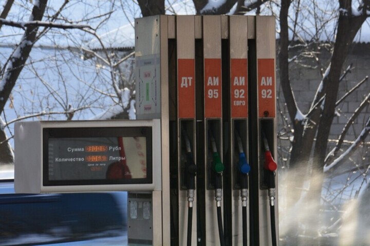 Саратовская область вышла на первое место в ПФО по цене бензина популярной марки