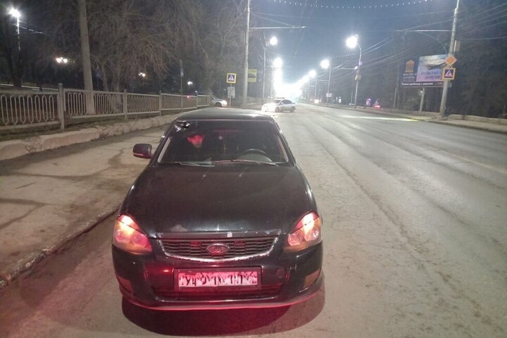 На пешеходных переходах в Балаково горожанка наехала на подростка, в Саратове молодой водитель сбил женщину