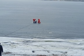 В Балаково с судоходного канала «силком вытащили на берег» женщину, которая вышла на лед на каблуках