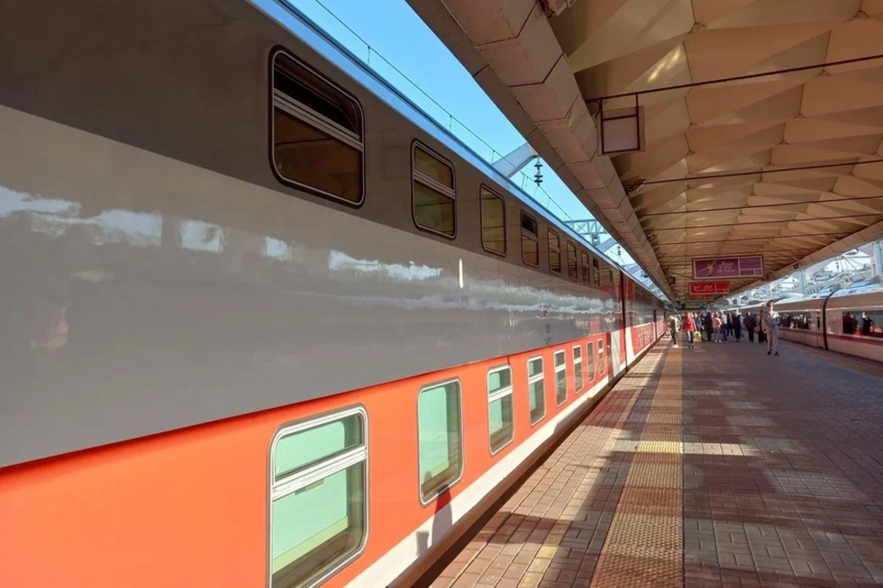 Через Саратов пройдёт еще один поезд с новыми двухэтажными вагонами