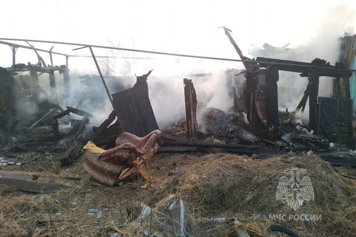 В Казачке семья с двумя детьми едва не сгорела вместе с домом: мужчина с сыном госпитализированы с ожогами