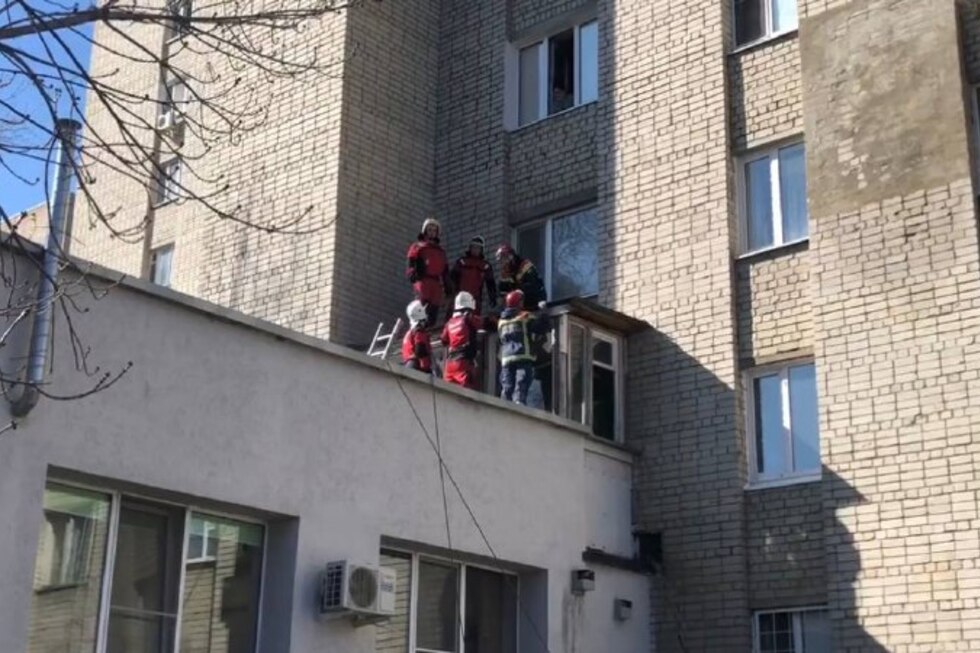 В Саратове нетрезвый пациент выпал из окна пятого этажа больницы на козырёк