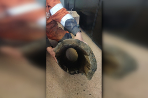 В Саратове при проведении земляных работ коммунальщики обнаружили фрагмент старого деревянного водопровода 19 века