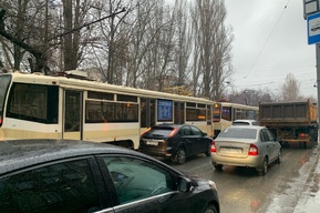 «Отличная погода, чтобы пройтись пешком до работы»: утро саратовцев началось с простоя трамваев