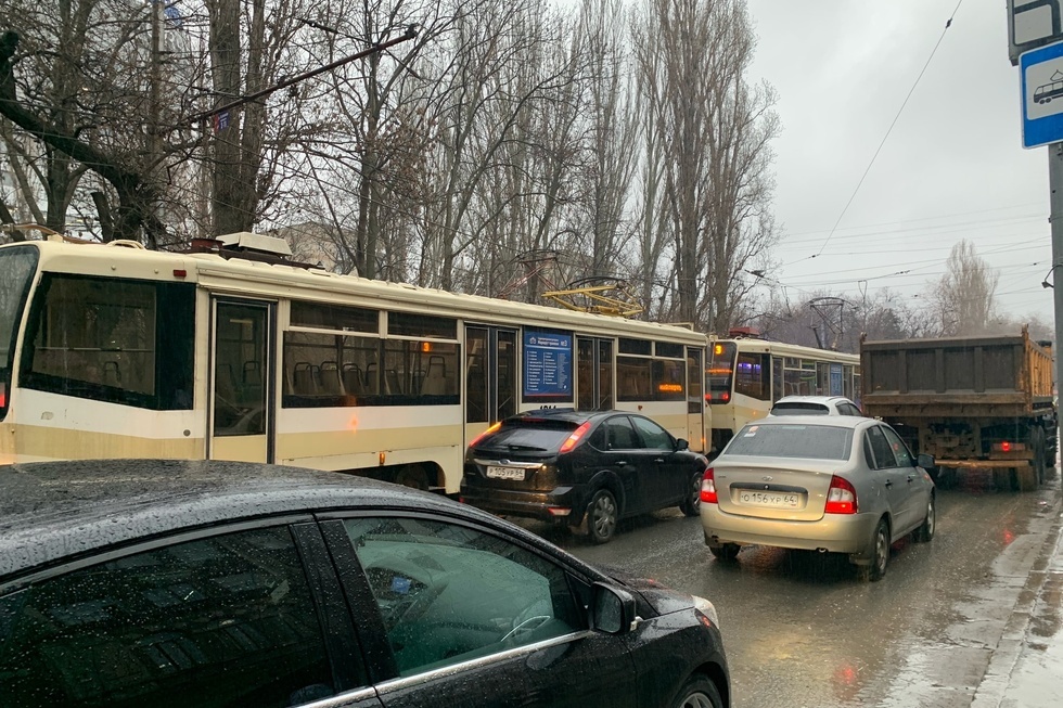 «Отличная погода, чтобы пройтись пешком до работы»: утро саратовцев началось с простоя трамваев