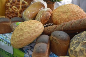 Бусаргина возмутило, что в саратовские сетевые магазины возят хлеб из соседних регионов