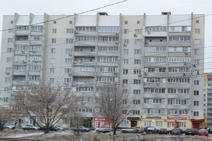 На улице Блинова молодой мужчина упал с высоты 8 этажа