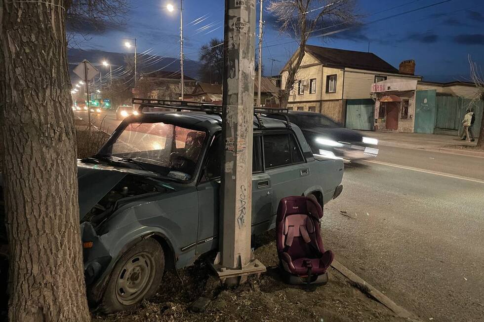 В Саратове отечественная легковушка врезалась в дерево: пятилетнюю девочку госпитализировали