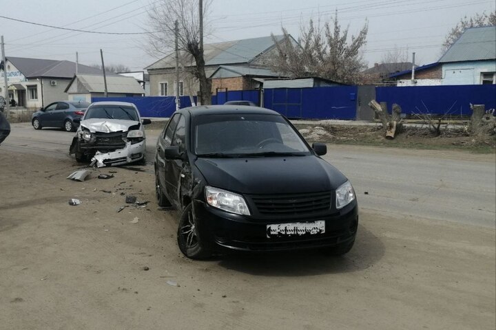 В столкновении иномарки и отечественной легковушки в Пугачеве пострадали двое детей