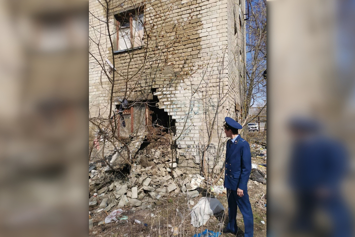 В Заводском районе обрушилась стена жилого дома. Его расселят только к концу года 