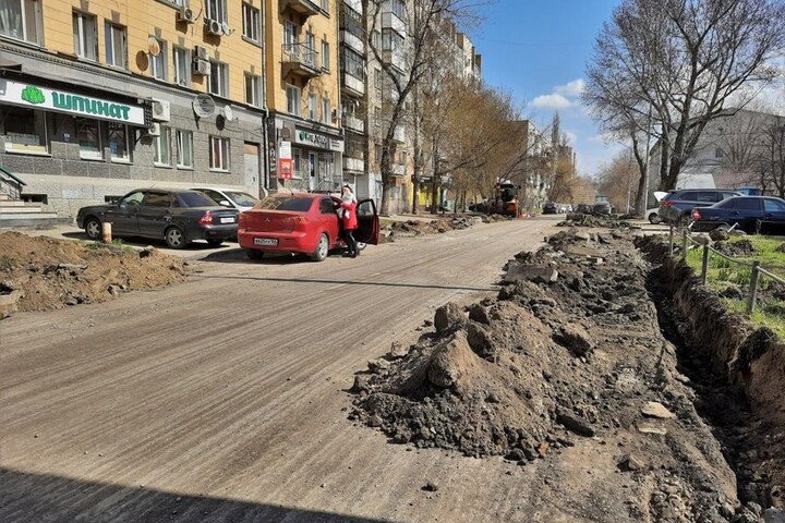 Саратовцы волнуются, что улица, которая так и не стала малым пешеходным кольцом, останется без тротуаров