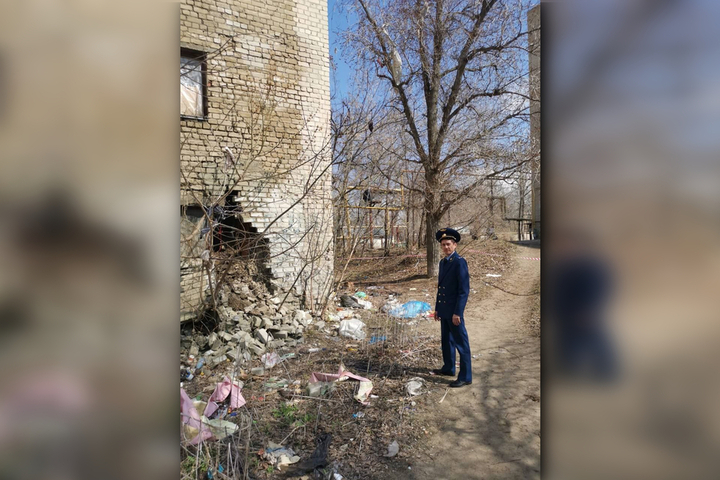 Обрушение стены аварийного дома в Заводском районе. Чиновники рассказали, что предоставят горожанам временное жильё 