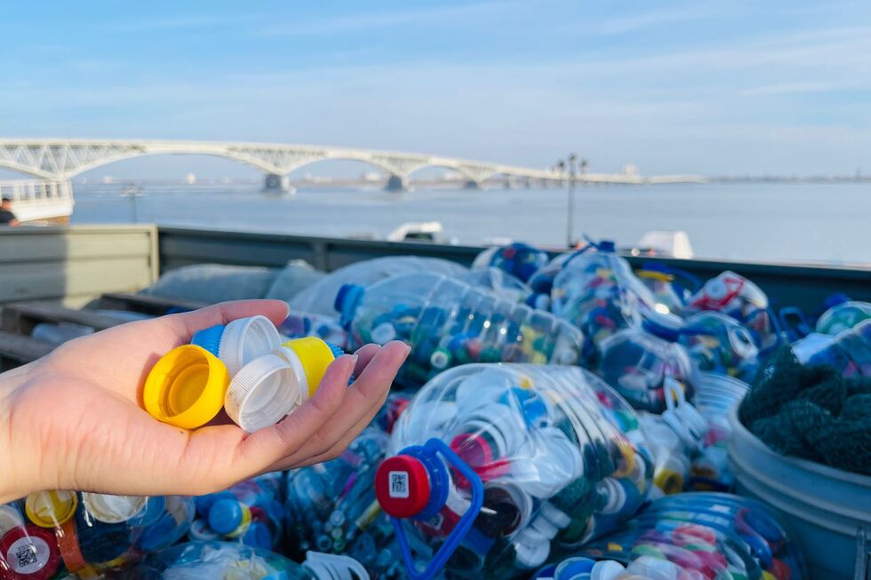 В школах и детсадах собрали более трех тонн пластиковых крышек для экологической акции