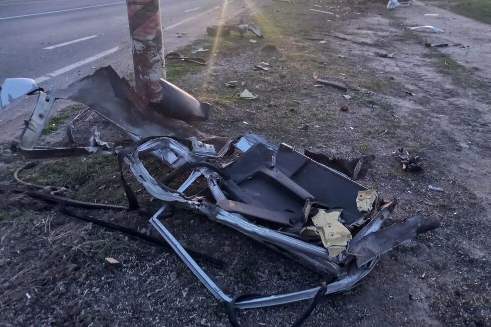 Ранним утром в Балаковском районе отечественная легковушка врезалась в столб. Водитель в больнице