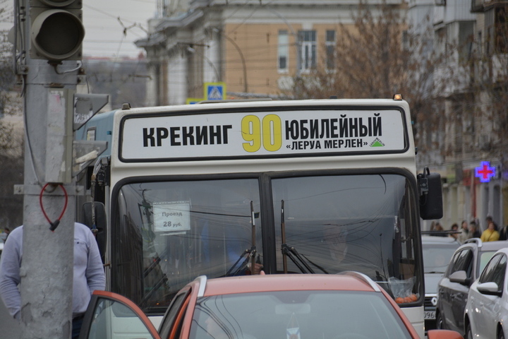 После массовых жалоб на работу автобусного маршрута в Саратове перевозчик пообещал 36 «новых» машин, но замминистра все равно потребовал подать в суд