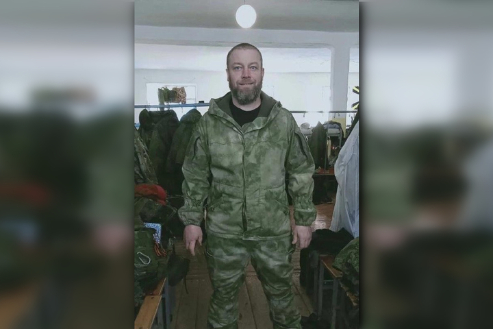 В Саратовской области прошли похороны участника СВО, находившегося в зоне боевых действий, по словам чиновников, «с первых дней»